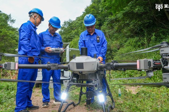 200公斤级重载无人机编队出征！翼启低空吊运军团破解山区无路运输难题~