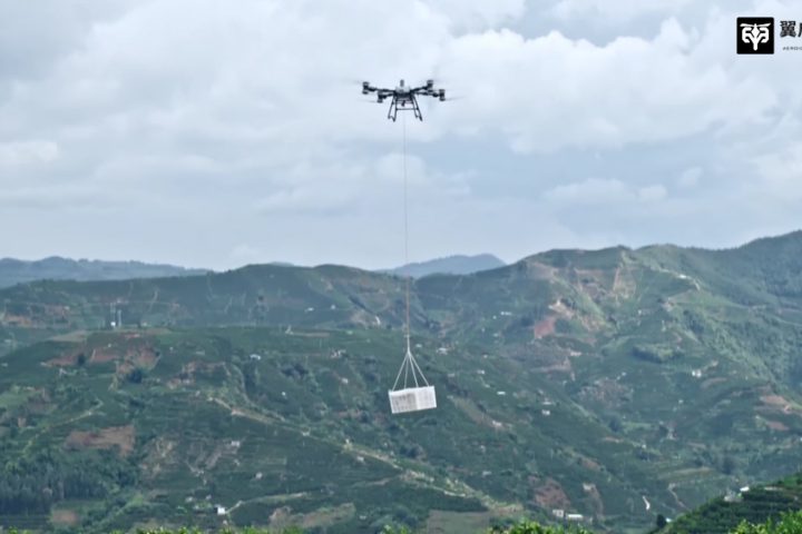 科技助农｜空中挑夫上岗！无人机吊运，让山地水果跑出秋收 “加速度”